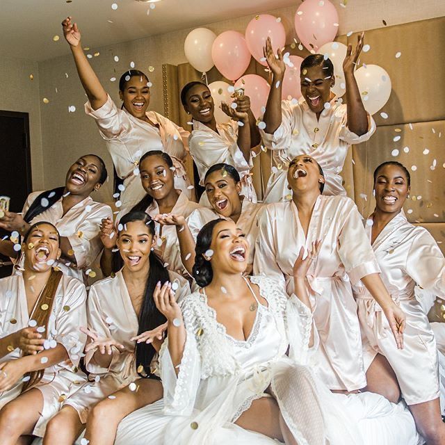 Groupe en peignoirs satin champagne sous une pluie de confettis dorés